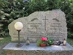 Dieser Stein erinnert an die ehemaligen deutschen Bewohner, die auf dem damaligen evangelischen Friedhof beerdigt wurden