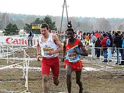 Krzysztof Żebrowski (hier in führender Position bei einem Crosslauf) schied als Elfter seines Vorlaufs aus