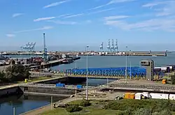 Schleusentor zum Vorhafen geschlossen, davor das Klapp­brückenpaar der Nordseite