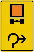 Zeichen 442-25 Vorwegweiser für kennzeichnungs­pflichtige Kraftfahrzeuge mit gefährlichen Gütern, im Kreisverkehr rechts