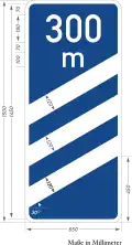 Zeichen 450-52 der Ankündigungsbake dreistreifig mit Entfernungsangabe von 300 m (Autobahn)