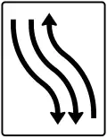Zeichen 512–11 Verschwenkungs­tafel – mit Gegenverkehr – Verschwenkung nach links einstreifig in Fahrtrichtung und zweistreifig in Gegenrichtung