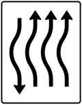 Zeichen 514–12 Verschwenkungs­tafel, kurze Verschwenkung – mit Gegenverkehr – nach links dreistreifig in Fahrtrichtung und einstreifig in Gegenrichtung