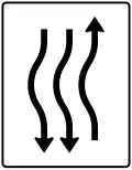 Zeichen 514–13 Verschwenkungs­tafel, kurze Verschwenkung – mit Gegenverkehr – nach links einstreifig in Fahrtrichtung und zweistreifig in Gegenrichtung