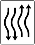 Zeichen 514–14 Verschwenkungs­tafel, kurze Verschwenkung – mit Gegenverkehr – nach links zweistreifig in Fahrtrichtung und zweistreifig in Gegenrichtung