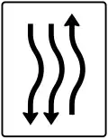 Zeichen 514–23 Verschwenkungs­tafel, kurze Verschwenkung – mit Gegenverkehr – nach rechts einstreifig in Fahrtrichtung und zweistreifig in Gegenrichtung