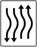 Zeichen 514–24 Verschwenkungs­tafel, kurze Verschwenkung – mit Gegenverkehr – nach rechts zweistreifig in Fahrtrichtung und zweistreifig in Gegenrichtung