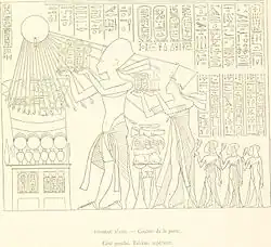 Echnaton und seine Familie bringen Speiseopfer. Aton wurde durch die Sonnen- scheibe verkörpert, dessen Strahlen in Hände münden.