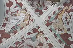 Blick von unten auf die Kirchendecke, Scheitelpunkt eine Kreuzgratgewölbes mit Symbolen der Evangelisten