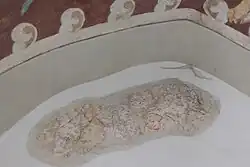 Rest einer Rötelvorzeichnung unter einem Spitzbogen