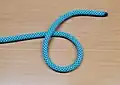 Zuerst wird mit dem linken Ende eine „6“ gelegt. Knotentechnisch ist das ein linksgängiges Überhandauge.
