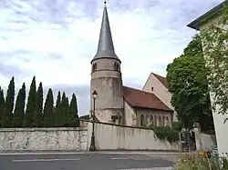 Wehrturm der Kirche St-Marcel aus dem 11. Jahrhundert