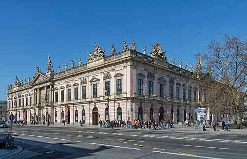 Barockes Zeughaus mit Mittelrisalit sowie mehreren schwach vortretenden Seitenrisaliten (Zeughaus Berlin)