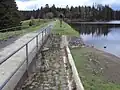 Damm des Ziegenberger Teiches. Vorne die Hochwasserentlastungsanlage
