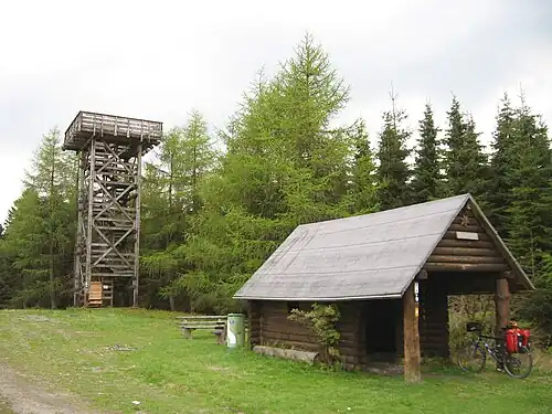 Gipfelregion der Ziegenhelle mit Schutzhütte und altem Ziegenhellenturm von 1973/1974 (Mai 2009)
