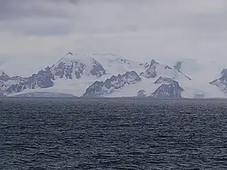 Blick von der Bransfieldstraße auf den Ziezi Peak mit dem Viskyar Ridge (links) und dem Kormesiy Peak (rechts)