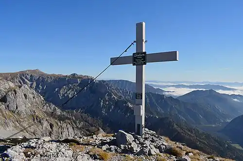 Gipfelkreuz, links hinten der Karlhochkogel