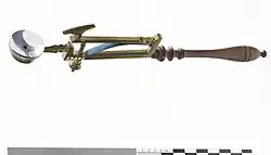 Zirkelmikroskop mit Lieberkühnspiegel aus der ersten Hälfte des 18. Jahrhunderts, vermutlich von Georg Friedrich Brander. Im Loch in der Mitte des Spiegels befindet sich die Vergrößerungslinse. In den Halter an der Oberseite kann eine Nadel mit dem Präparat befestigt werden. Der Abstand der beiden Schenkel lässt sich mittels Rändelschraube sehr genau einstellen.