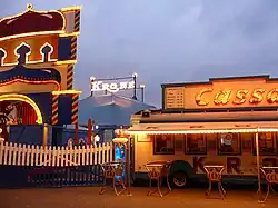 Eingangsportal, Zirkuszelt und Kassenwagen