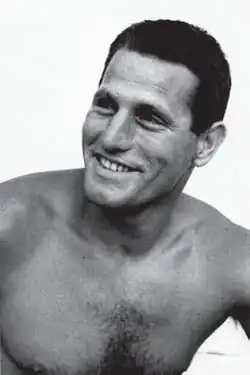 Auf dem Schwarz-Weiß-Foto schaut Šimenc nach rechts.