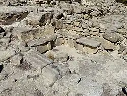 Raum Kappa (Κ) mit Pflasterung und Bänken