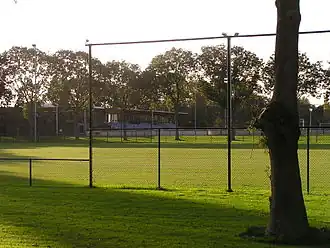 Blick auf die Tribüne des Hauptplatzes im Sportcomplex Zoudenbalch