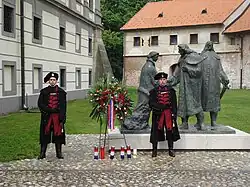 Zrinski-Garde beim Denkmal im Innenhof