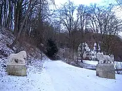 Auffahrt zur Villa, Löwen-Figuren von Wilhelm Nida-Rümelin