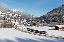 Zug nahe dem Krimmler Bahnhof