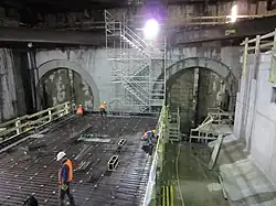 Südliche Stirnwand mit dem im Rohbau befindlichen Bahnsteig, November 2011