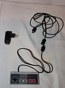 Zubehör: Steckdosenadapter und ein Verlängerungskabel für den NES-Classic-Mini-Controller