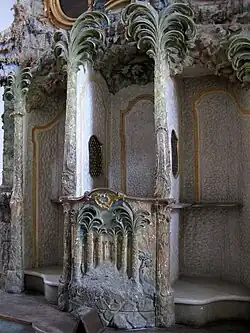 Offener Beichtstuhl in Form einer Grotte