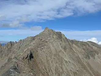 Zwieselbacher Rosskogel von Süden, vom Gleirscher Rosskogel. Rechts des Hauptgipfels ist der Nordgipfel zu sehen, der ein Gipfelkreuz trägt.