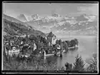 Ortsteilansicht von Oberhofen mit dem Schloss und See; Gebirgszug (Eiger, Mönch und Jungfrau) im Hintergrund, 1909
