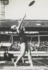 Die sechstplatzierte Olga Connolly hatte unter ihrem damaligen Namen Olga Fikotová 1956 Olympiagold gewonnen
