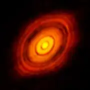 Interferometrische Aufnahme des ALMA-Observatoriums der Submillimeterwellen-Emission; die Seitenlänge entspricht 1,8 Bogensekunden.