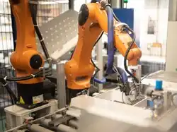 Produktion eines Aluminium-Koffers durch einen Industrieroboter