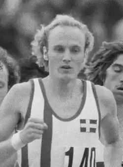Schwarzweißfoto mit Hansen im weißen dänischen Nationaltrikot mit der Flagge auf dem Herzen, am linken Bildrand ist der Deutsche Paul-Heinz Wellmann zu erkennen.