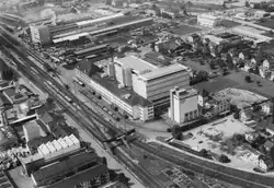 Das Bild zeigt die Vogelperspektive eines großen Bahnhofs.