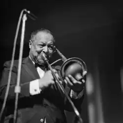 Jazzmusiker von vorne, der seine Posaune spielt.