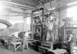 Der Aluminiumblock wird ein weiteres Mal in das Walzwerk eingeschoben