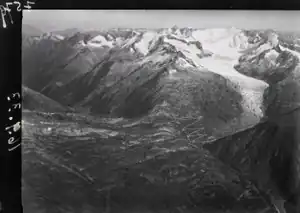 Blick von Südwesten über den Grimselpass zu den Gärstenhörnern; rechts davon der Rhonegletscher (1933)