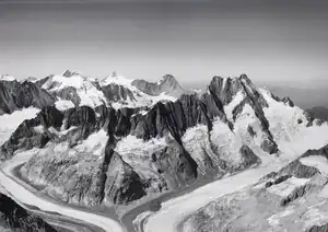Berggebiet mit Schreckhorn und Lauteraarhorn (rechts) und Hugihorn (Bildmitte)