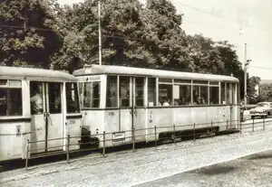 Bw 1796II hinter Bw 1704II an der Haltestelle Bahnhofstraße Ecke Lindenstraße in Köpenick, 1963