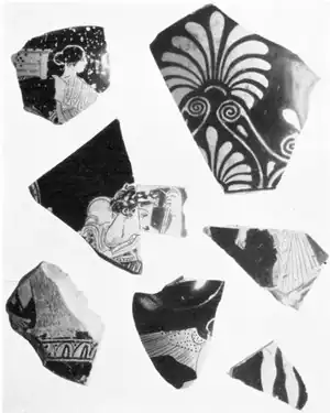 Keramikscherben aus den Lakedaimoniergräbern; in der Mitte links das Krater-Fragment mit der Darstellung eines Dioskuren