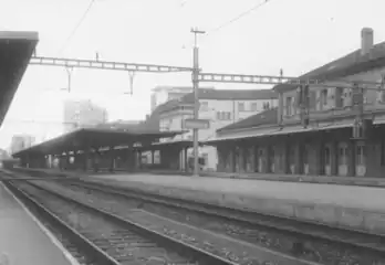 Alter (rechts) und neuer (Bildmitte) Freiburger Bahnhof von 1983