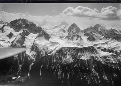 Piz Ela, Piz Spadlatscha, Tinzenhorn und Piz Mitgel auf einer Flugaufnahme von 1925.