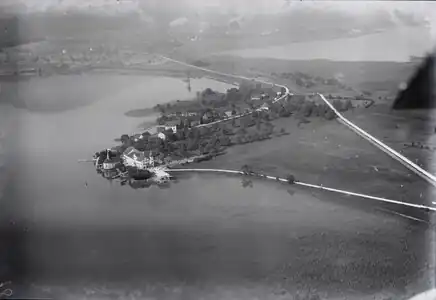 Der östliche Bereich von Hurden mit der Kapelle am Ufer des Obersees, Blick nach Südwesten. Aufnahme 1924 aus 300 Metern Höhe.
