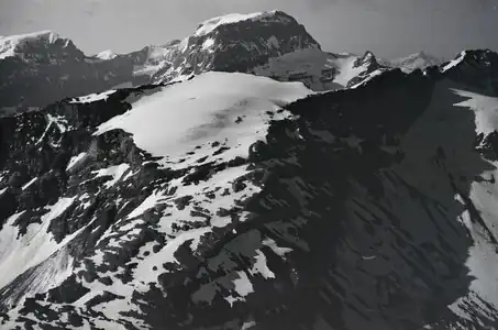 Gemsfairenstock im Vordergrund, Tödi im Hintergrund. Aufnahme: Walter Mittelholzer (ETH-Bibliothek Zürich)