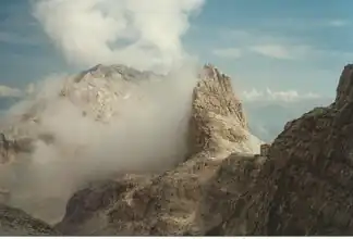 Die Nordwestseite des Croz di Rifugio mit dem teilweise in Nebel gehüllten Monte Daino